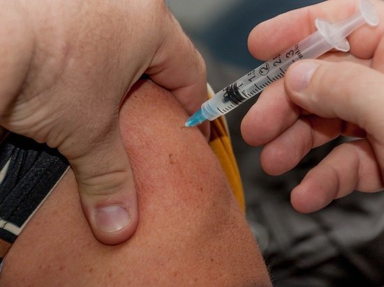 Более 201 млн американцев вакцинировались от коронавируса