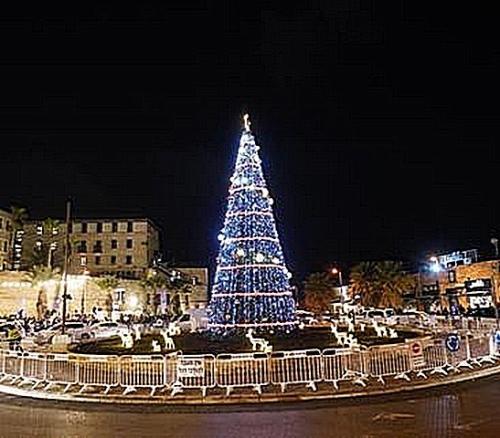 В израильском городе Яффо засверкала огнями 15-метровая рождественская ёлка
