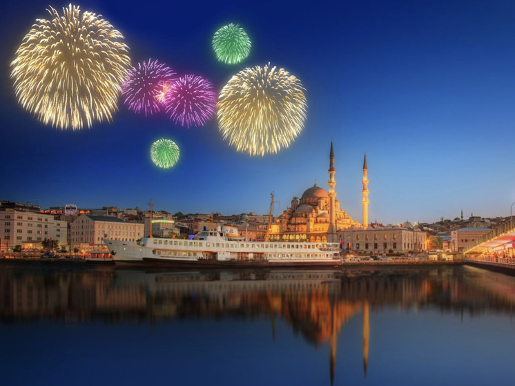 Русские учат турок встречать Новый год: подарки, оливье, «Голубой огонек»