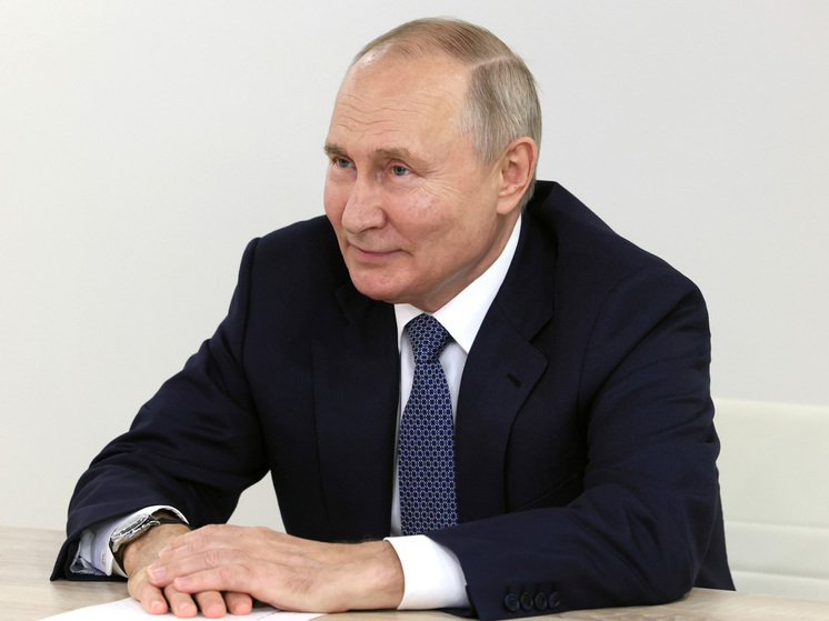 Владимир Путин наградил писателей госнаградами по представлению Минобороны
