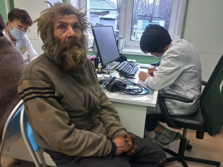 Живущего 25 лет в землянке российского отшельника уговорили посетить врачей