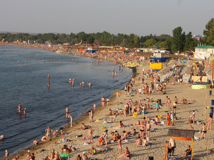 Туристы в Анапе жалуются на вонючую черную жижу на пляжах