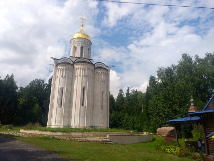 В глухой подмосковной деревне «поселилась» знаменитая на весь мир церковь