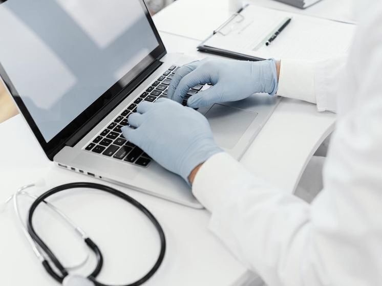 Жители Москвы пожаловались на мощный вирус, который заражает горожан