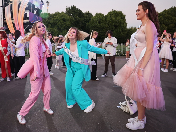 «Нам балы не по карману»: выяснилось, каких выпускников не пустят на прощание со школой