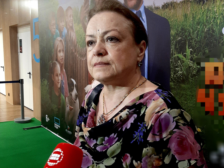 Елена Цыплакова пришла на премьеру с палочкой