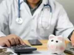 Врачам пообещали повышение зарплат: когда, насколько и откуда деньги