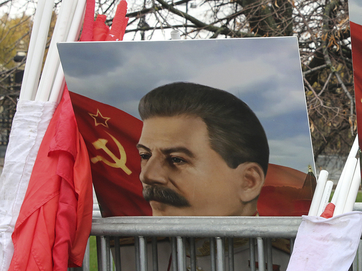 &laquo;В коммуне флирта нет&raquo;: комсомольцы решали задачи с помощью полового воздержания