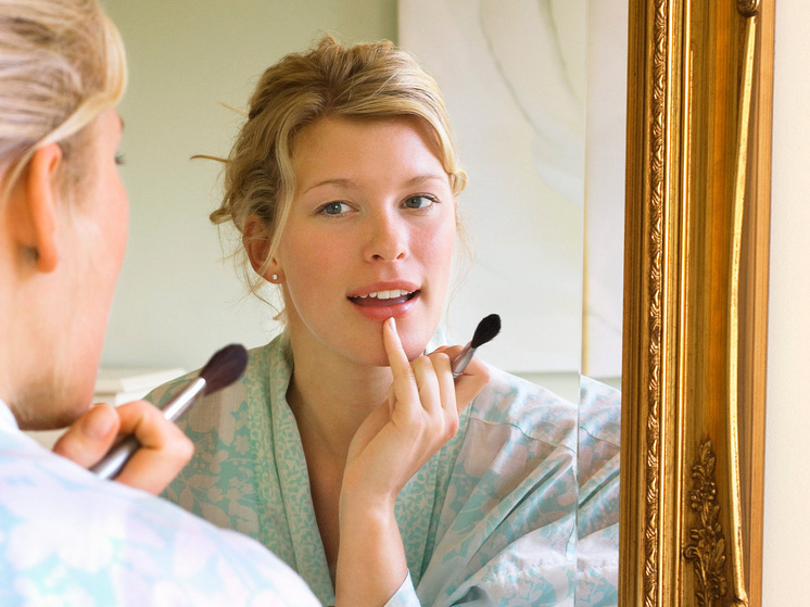 От духовного ритуала до инфекции: дерматологи раскрыли риски маски из менструальной крови