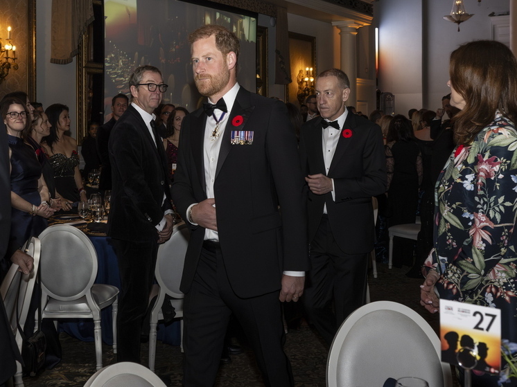 Принц Гарри попытался затмить брата: посетил вечеринку в разгар маковых дней