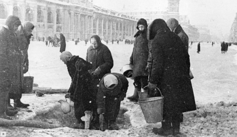 Хроники блокадного Ленинграда показали на разведенном Троицком мосту