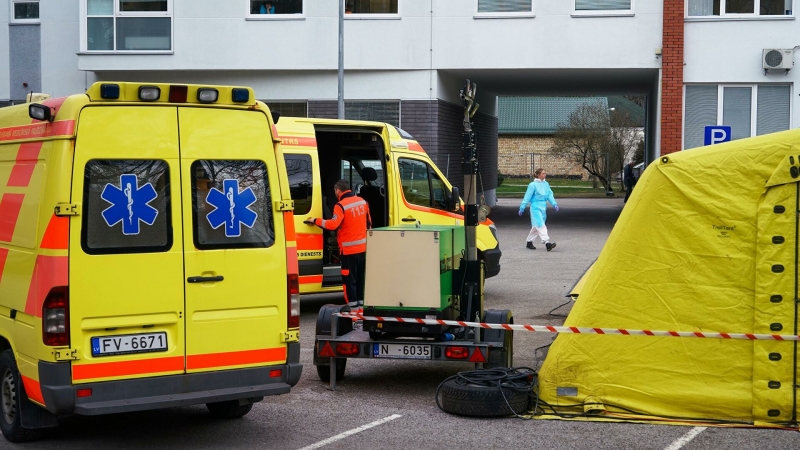Минздрав Латвии пообещал "полный ужас" в больницах из-за коронавируса
