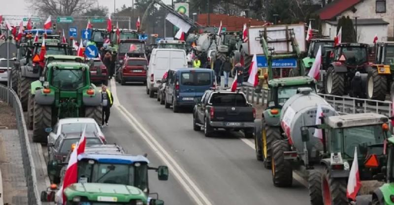 Польские фермеры продолжают блокаду трех пунктов пропуска, за сутки не пропустили ни одного грузовика 