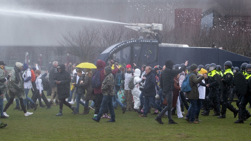 В Амстердаме полиция применила водометы против участников акции