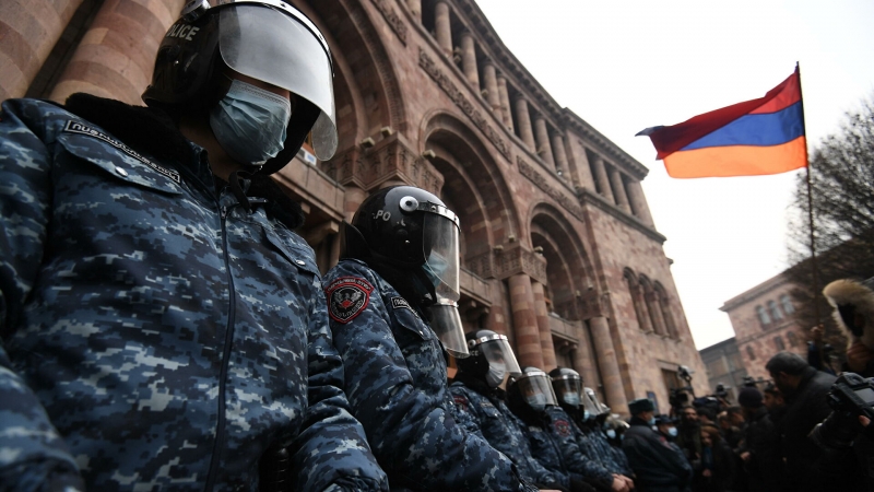 В Ереване начались задержания на акции протеста противников Пашиняна