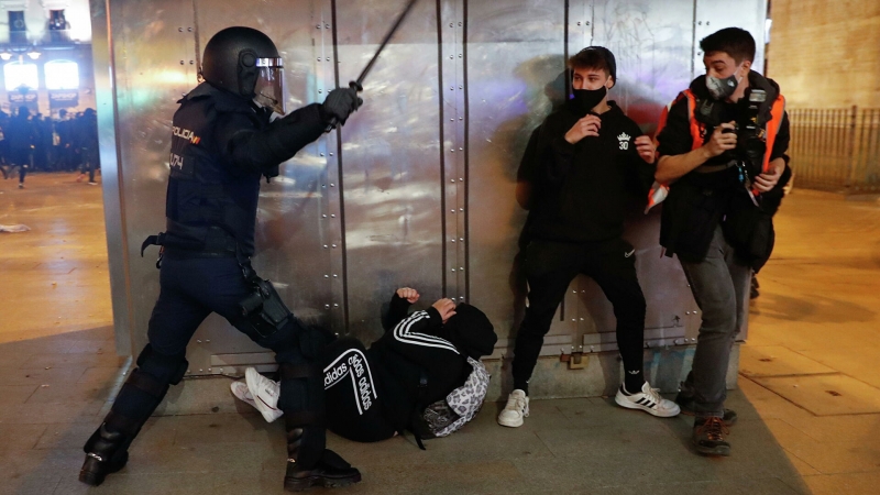 За участие в беспорядках в Испании за сутки задержали более 30 человек